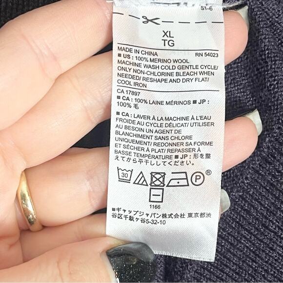 Banana Republic Factory Merino Wool V-Neck Sweater Men’s size XL Purple - Picture 5 of 7